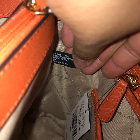 New MK Leather Tote 🔥✨ Great Deal 🤑 - Picture 5 of 8